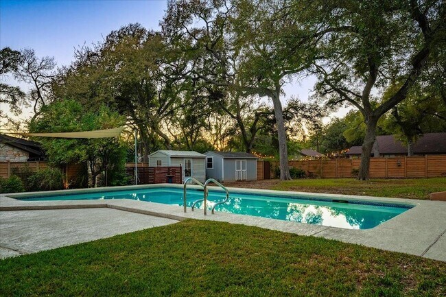 Building Photo - 9502 Castlewood Dr