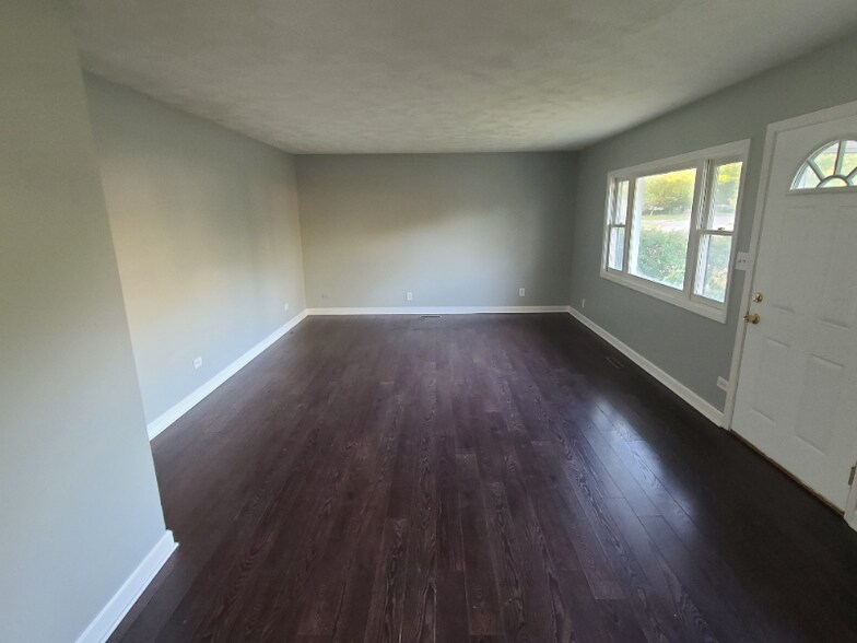 Building Photo - 202 E Streamwood Blvd