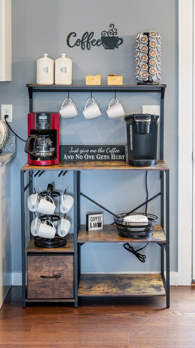 Building Photo - 664 Old Fort Rd