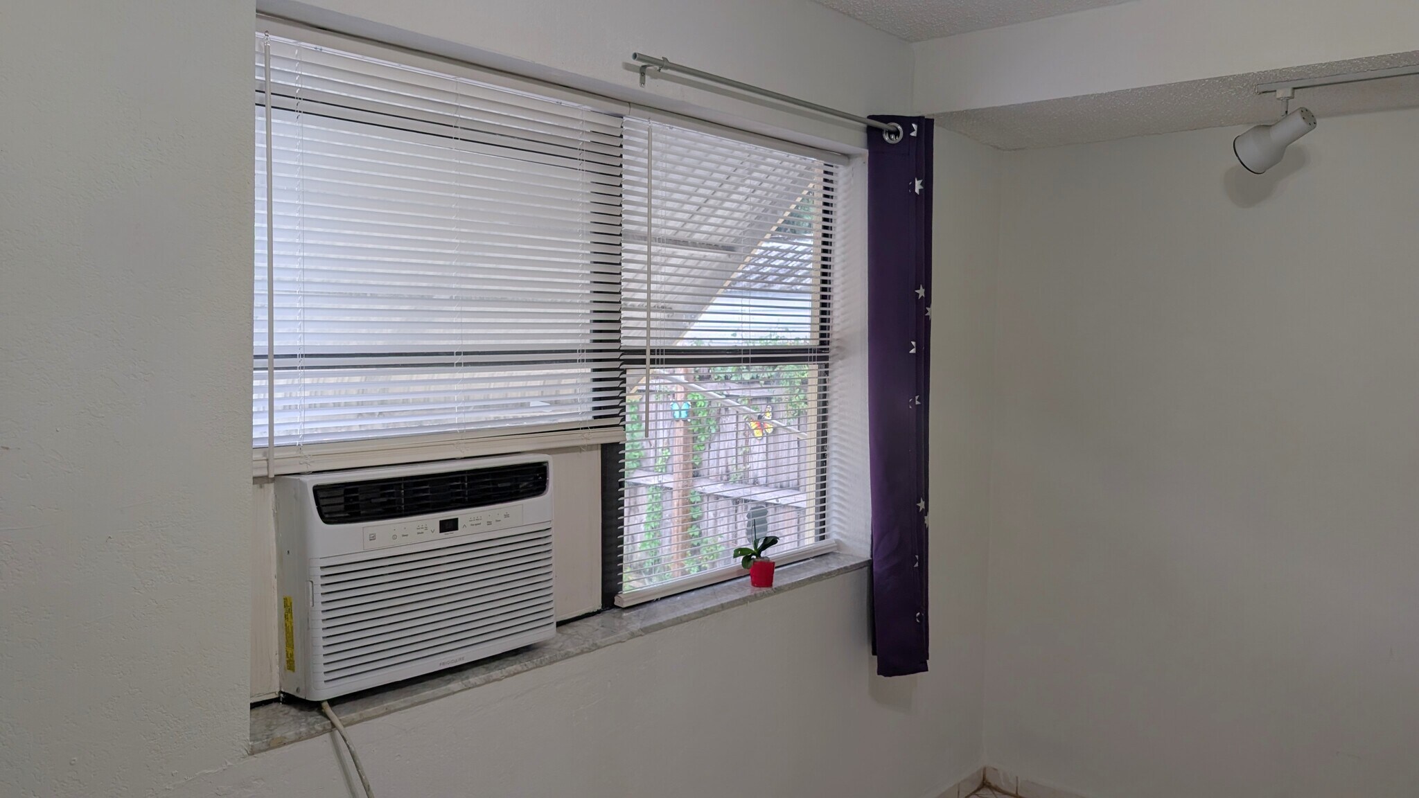 Building Photo - 2842 Van Buren St