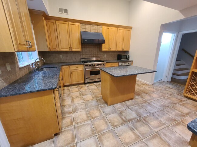 Building Photo - Scarsdale Rental Fully Updated 4 bedroom p...