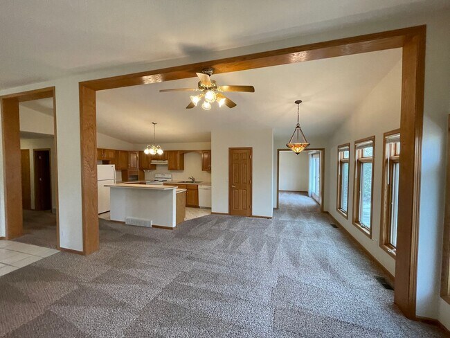Building Photo - Spacious Duplex near Manhattan Country Club!