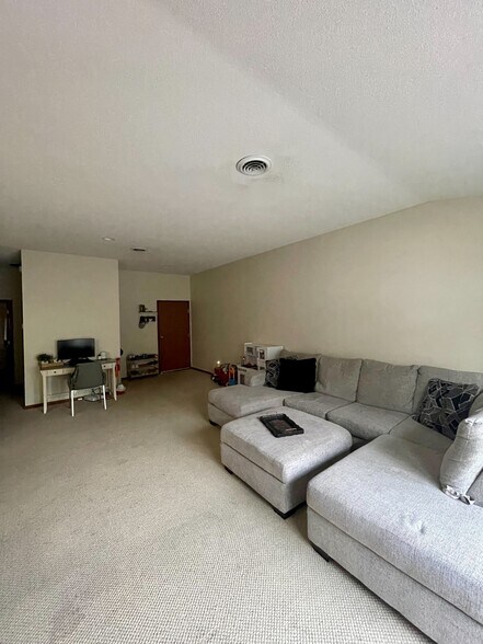 Building Photo - 2401 Oxford Dr SE