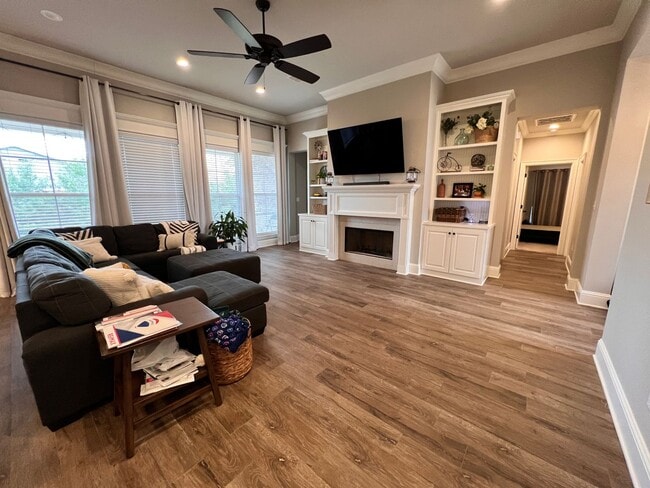 Building Photo - 4 BEDROOM/3 BATH SPACIOUS IN GATED COMMUNITY