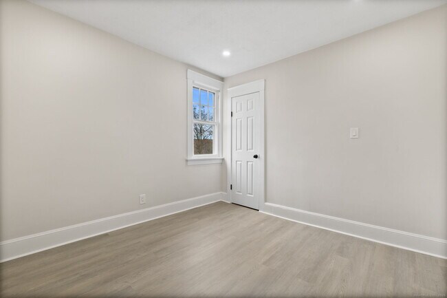 Building Photo - 19 Henry St