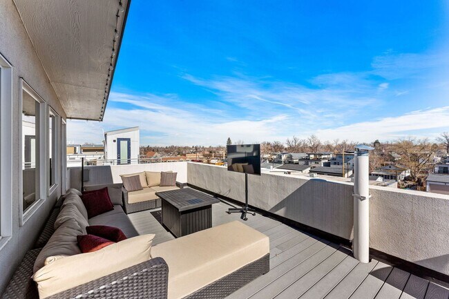 Building Photo - ROOFTOP DECK + spacious END UNIT townhome in Berkeley Neighborhood!