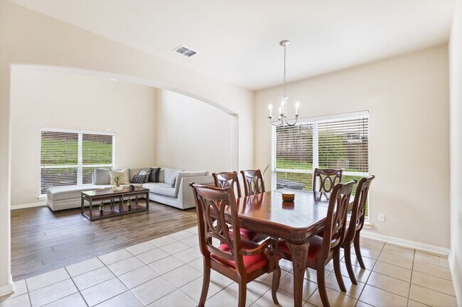 Building Photo - Charming Home Awaits: Spacious & Modern Living in a Prime Location