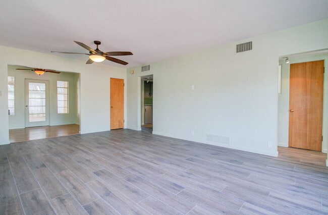 Building Photo - 1301 W Mulberry Dr