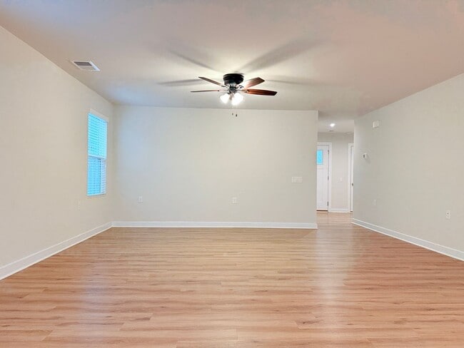 Building Photo - Charming 3 Bed Home in Milford Ponds with ...