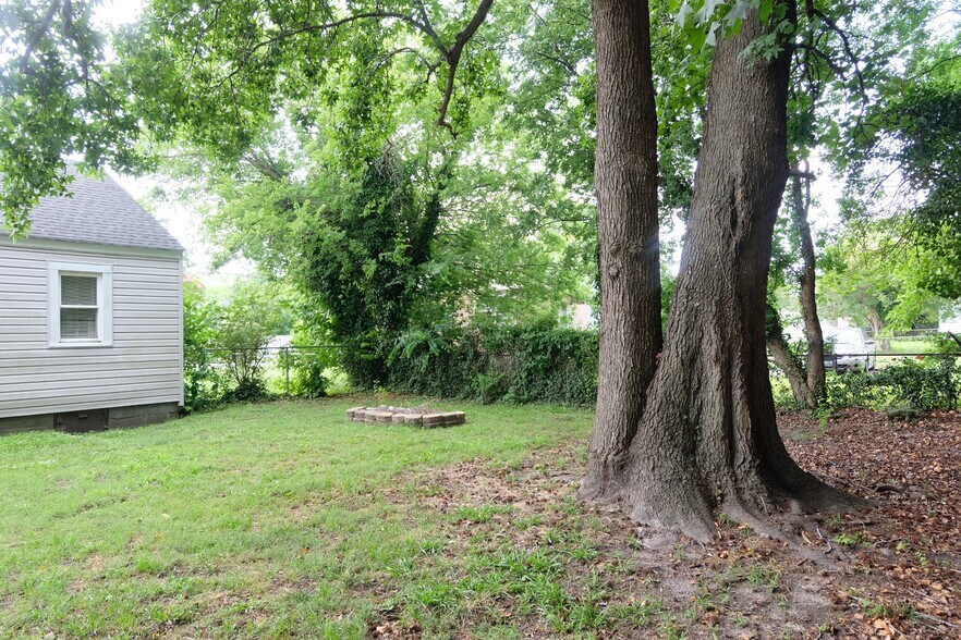 Building Photo - 2703 Magnolia St