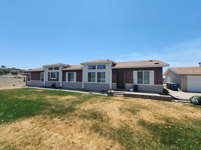 Building Photo - Family Home on 4 acres close to schools