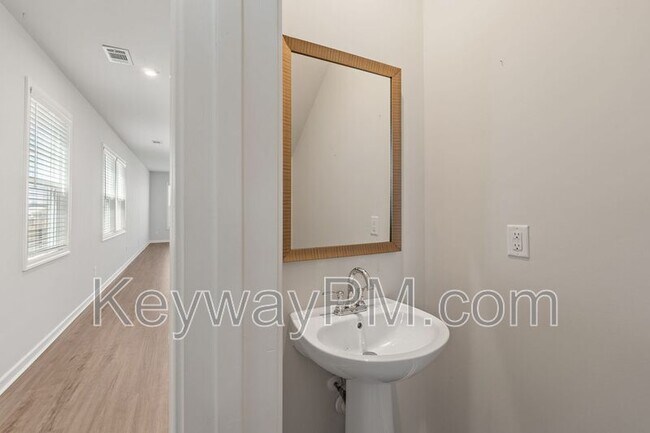 Building Photo - 651 Manitou Cir