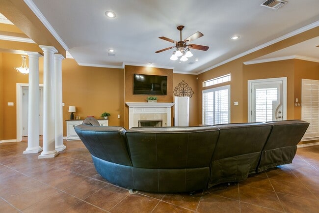 Building Photo - NOW AVAILABLE - Beautiful 3-Bedroom Home in the Southland Neighborhood!