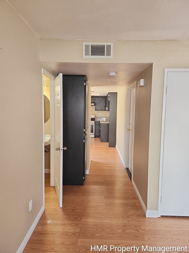 Building Photo - Spacious Town House