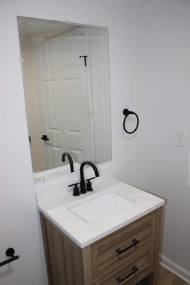 Building Photo - Spacious and inviting 5-bedroom, 2.5-bath home located in Kansas City, MO