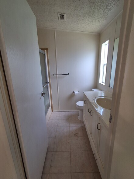 Master bath - 35303 SW 180th Ave