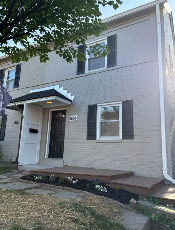 Building Photo - 834 S Ivy St