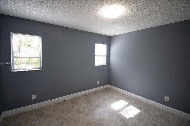 Building Photo - 825 SW 10th St