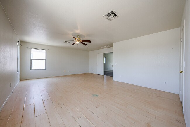 Building Photo - 11816 W Rosewood Dr