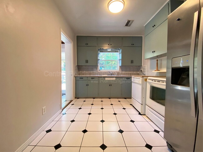 Building Photo - 256 E Crystal Lake St