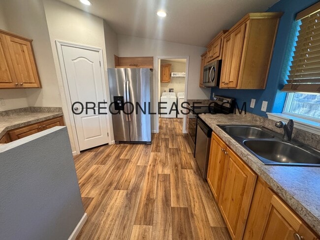 Building Photo - 3 bedroom 2 bath Veneta Home