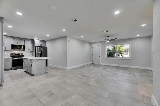 Building Photo - 1025 Apollo Beach Blvd