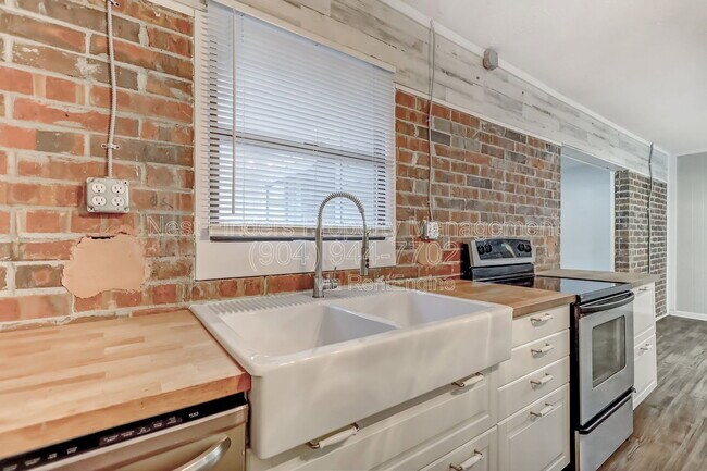 Building Photo - 3312 Pickwick Dr S