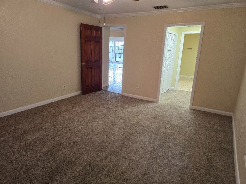 Building Photo - 425 Eldon Dr