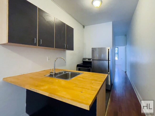 Building Photo - Bushwick Brooklyn / Spacious 2-Bed 1-Bath ...