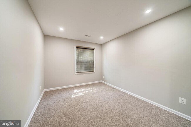 Building Photo - 8318 Kingsgate Rd