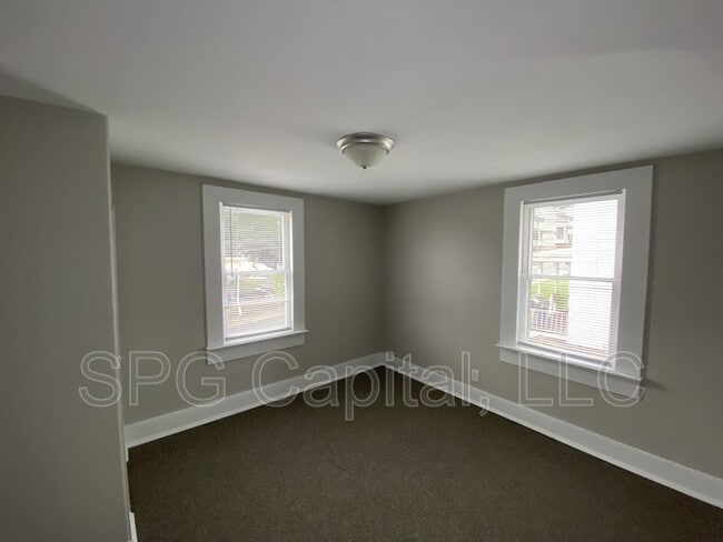 Building Photo - 325 Valley St