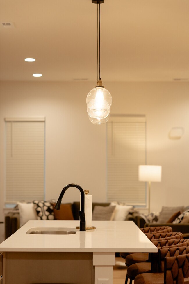 Building Photo - 1204 SW Franklin Dr