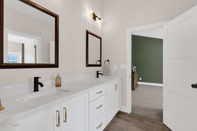 Building Photo - 856 W Quail Cir