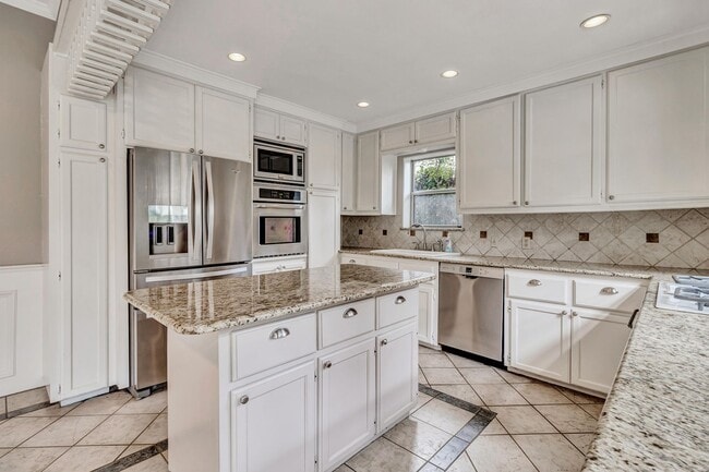 Building Photo - 3-BEDROOM IN ALAMO HEIGHTS W/ POOL