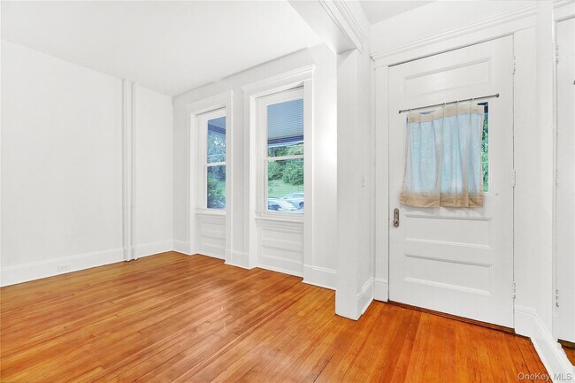 Building Photo - 158 Dubois St