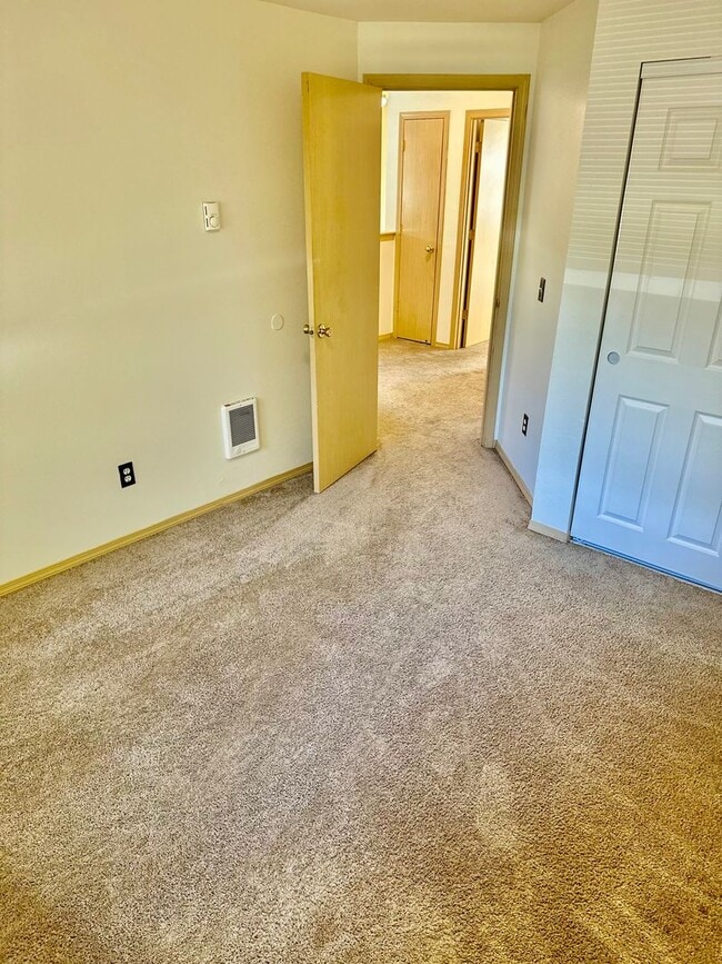 Building Photo - 3bed/2.5 bath home available NOW! Pet frie...