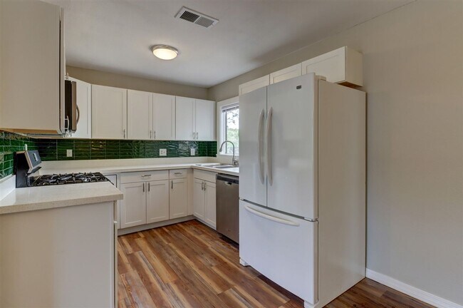 Building Photo - Price reduced. College students welcome in this 4 bedroom home!