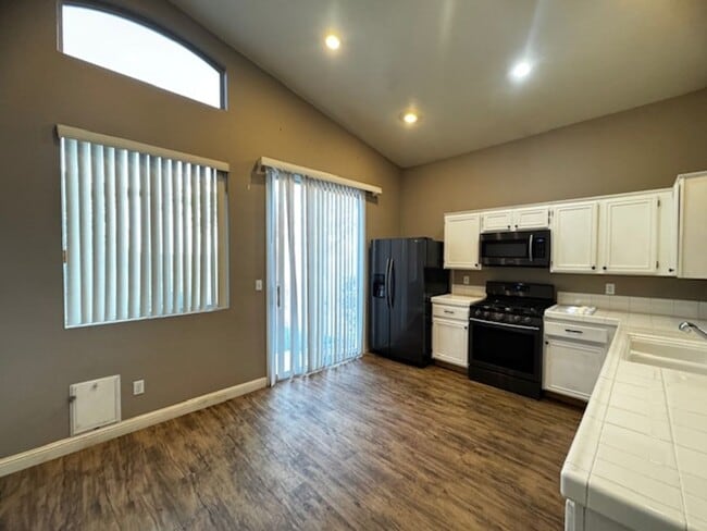 Building Photo - Charming  3-bedroom, 2-bathroom