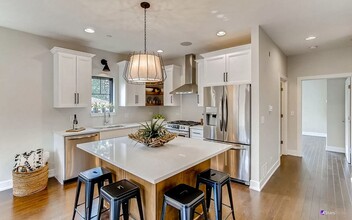 Building Photo - Luxurious 3 bed 3 bath townhome in Glen Ellyn