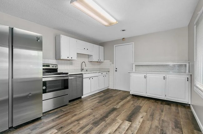 Building Photo - Updated 2 Bed Home with Large Attached Garage