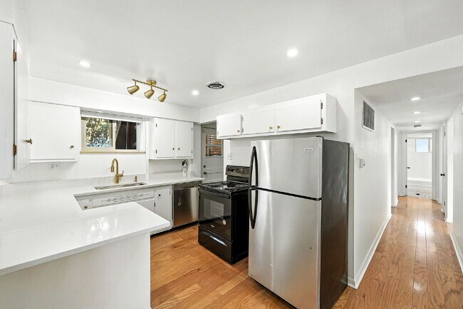 Building Photo - Great Property in the DU area!