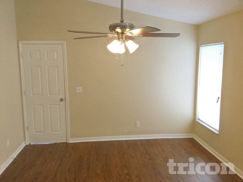 Building Photo - 2025 Helm Ln