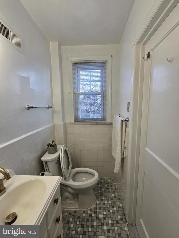 Building Photo - 831 Fanshawe St