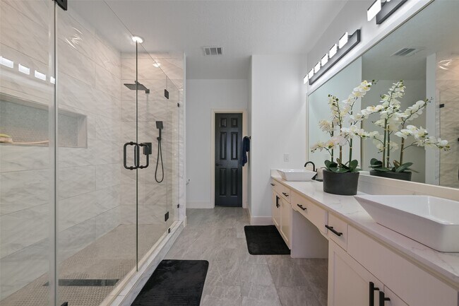 Building Photo - 2007 Que Manor Dr