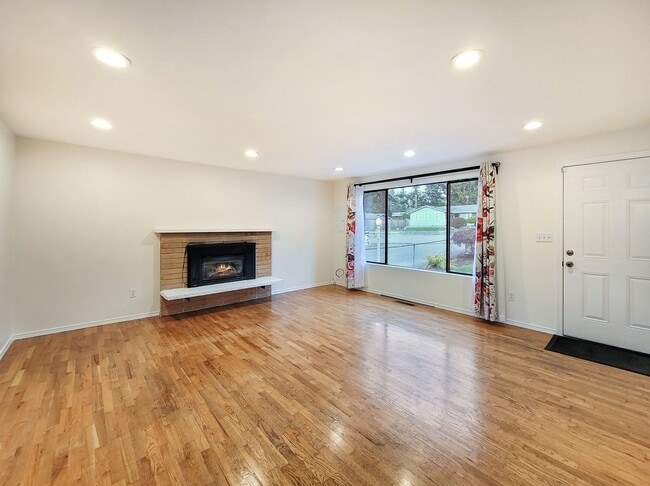 Building Photo - Charming Rambler with Ample Parking and Great Location