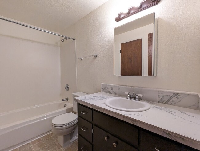Building Photo - Fantastic 2-Bedroom, 1-Bath Home In E. Ama...