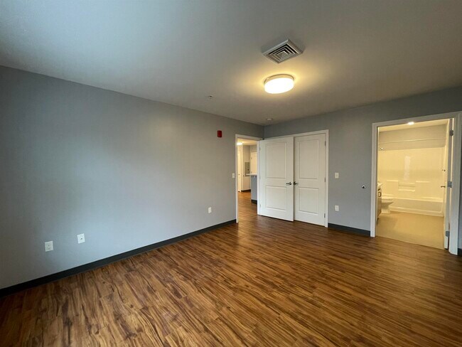 Building Photo - 15 E Ridge Dr