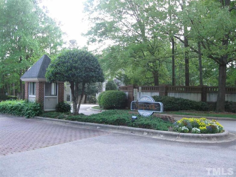 Building Photo - Room in Townhome on Sunpointe Dr
