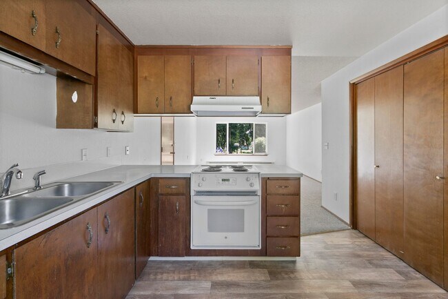Building Photo - $1,500 - 2 Bed / 1 Bath - Recently Renovated in Private Setting
