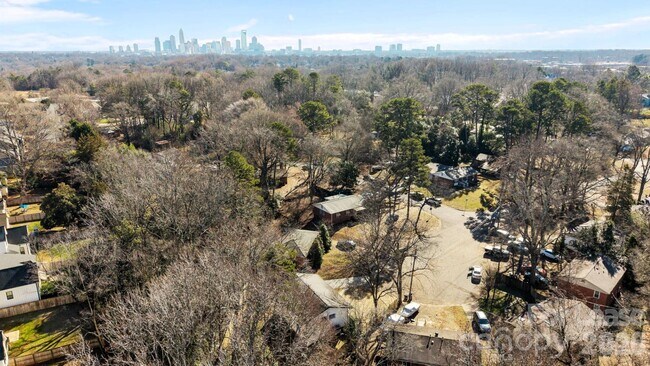 Building Photo - 801 Davenport St